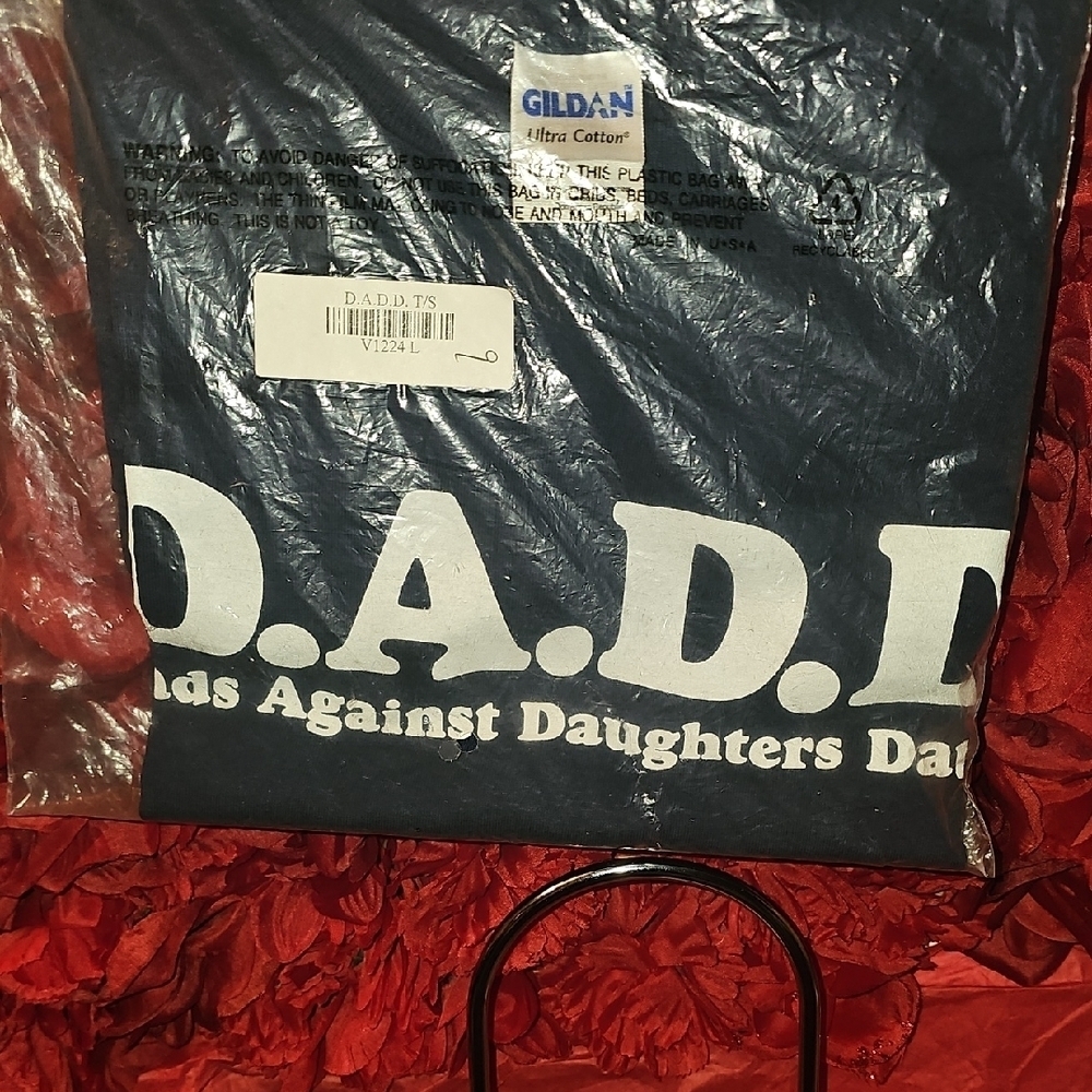 Gildan NWT Men's Black D.A.D.D. Graphic Tee Size Large